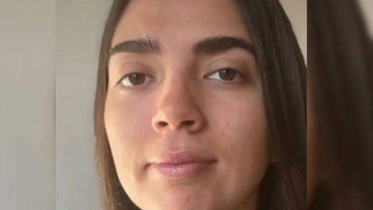 La madre de la joven cree que su hija está secuestrada. 