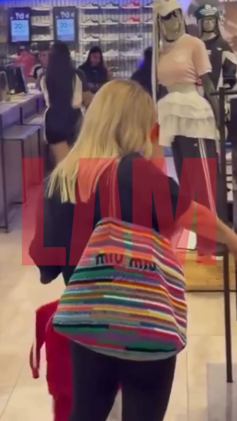 Wanda Nara fue sorprendida en un local de ropa infantil cargando prendas para reci&eacute;n nacido.