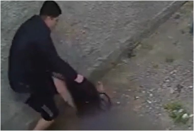 El terrible hecho fue registrado por las cámaras de seguridad. Foto: Captura de video