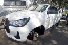 Así quedó la camioneta de los turistas tras el robo de ruedas.&nbsp;