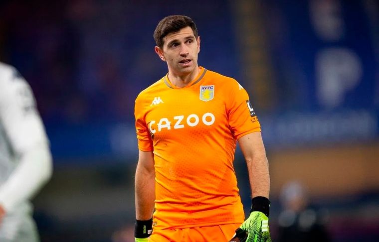 Dibu Martínez El arquero argentino y un error que le costó un gol al Aston Villa.