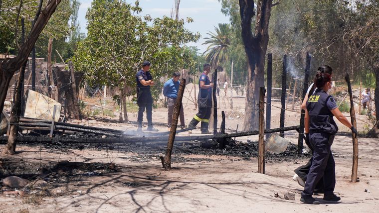Los restos de la casa incendiada en El Algarrobal. Los restos de la casa incendiada en El Algarrobal.