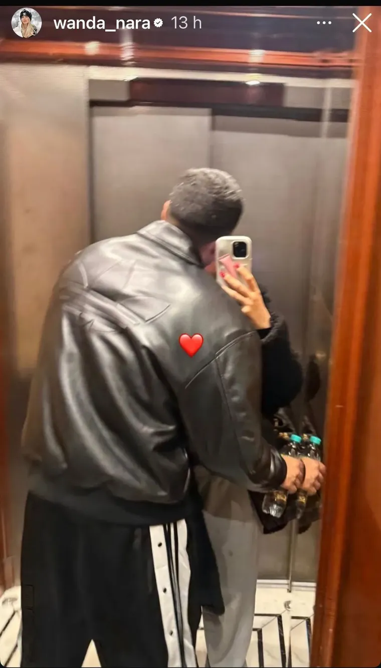 Wanda Nara y su novio a los besos en un ascensor. Wanda Nara y su novio a los besos en un ascensor.