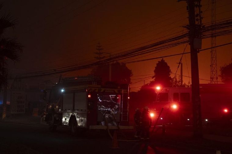 Los bomberos chilenos luchan contra los focos de incendio Foto: EFE