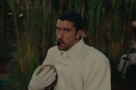 Bad Bunny regaló la prenda que usó en el Super Bowl. Bad Bunny regaló la prenda que usó en el Super Bowl.