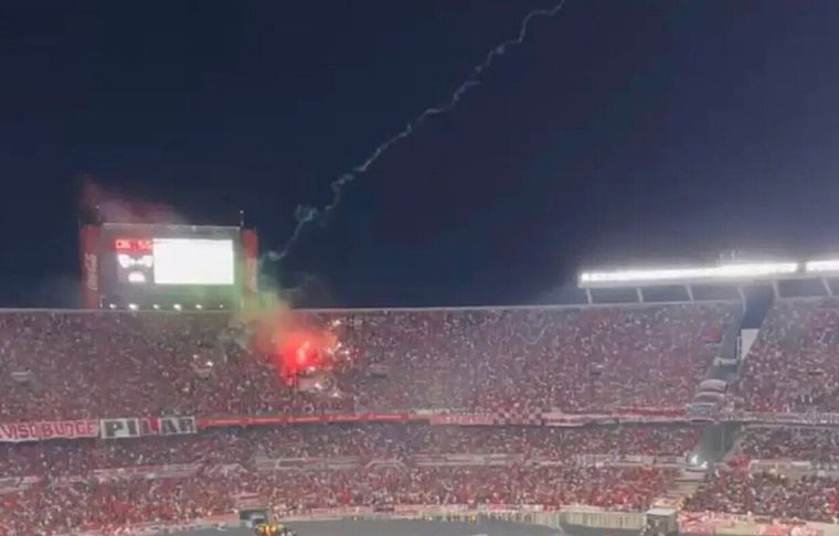 La barra oficial de River arrojó dos bengalas marinas contra la Centenario Alta, donde estaba la barra disidente. Pudo haber sido una tragedia.
