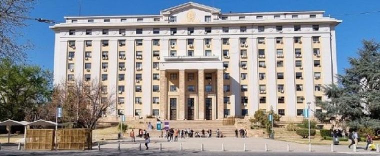 El acuerdo permitirá a estudiantes realizar prácticas académicas en áreas del Ministerio de Energía y Ambiente.