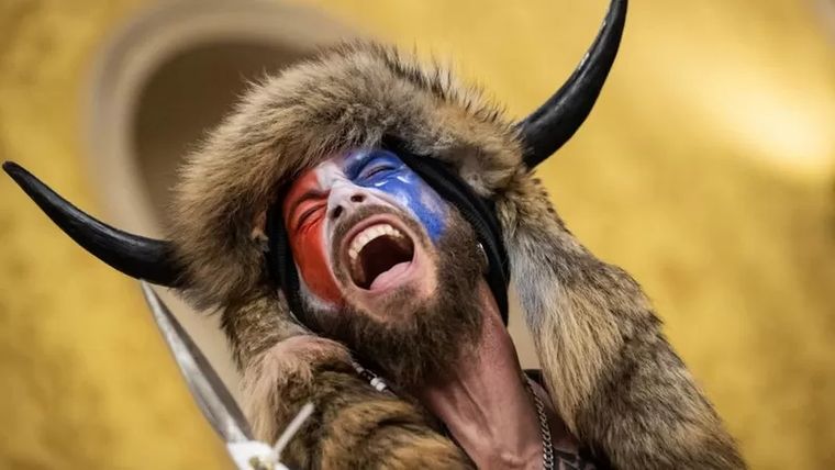 Foto: GETTY IMAGES. Aunque no hay evidencias sobre las teorías de QAnon, millones de estadounidenses siguen creyendo en ellas.