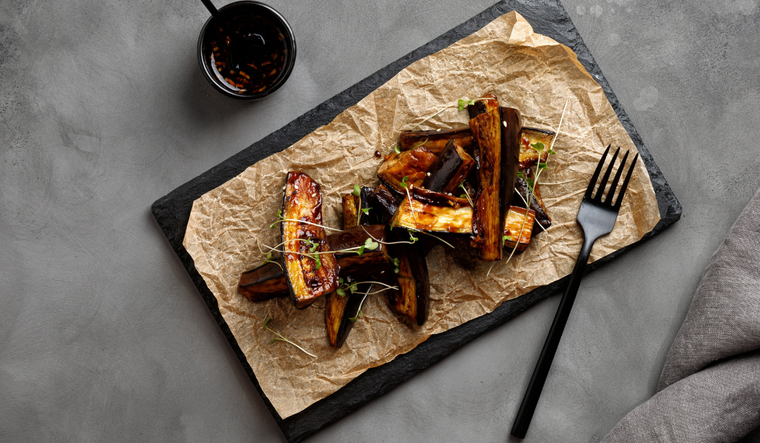 El éxito de esta receta está en su mezcla de texturas la berenjena crujiente por fuera, tierna por dentro y bañada con miel dorada.