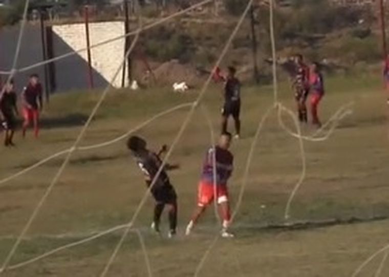La terrible trompada que un jugador le pegó a un rival en un partido de la Liga Mendocina de Fútbol.