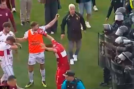 La policía reprimió a los jugadores de Deportivo Morón. La policía reprimió a los jugadores de Deportivo Morón.