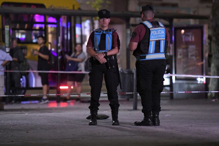 La Policía de la Ciudad de Buenos Aires custodia el lugar de los hechos. Foto: Télam
