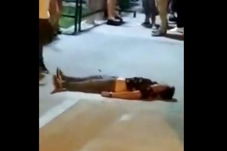 El joven sanjuanino quedó tendido en el suelo tras la golpiza que le dieron los patovicas