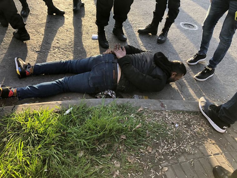 Uno de los sujetos resultó herido en una pierna. El otro falleció