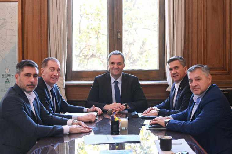 Diego Santilli y Manuel Adorni con Leandro Zdero en Casa Rosada.