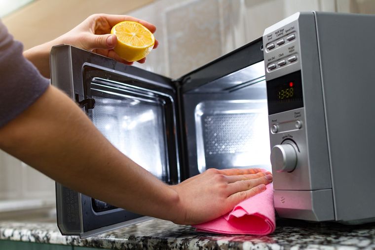 El limón es ideal para limpiar el microondas. Fuente: Shutterstock. El limón es ideal para limpiar el microondas. Fuente: Shutterstock.