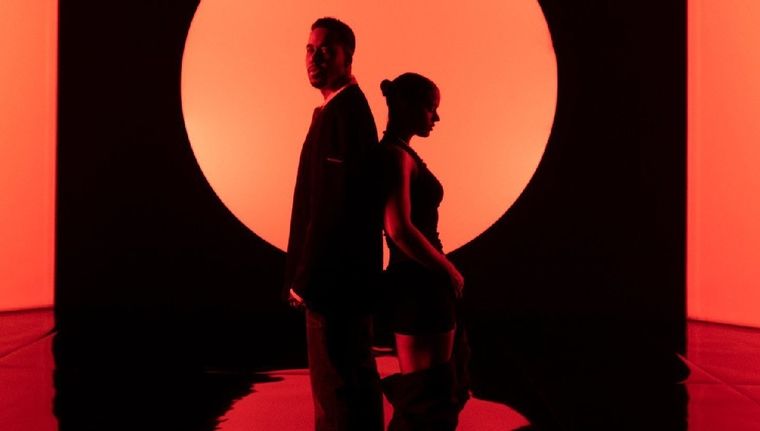 Foto: https://www.sonica.mx/musica/2022/9/2/letra-de-el-panuelo-de-rosalia-romeo-santos-video-17877.html