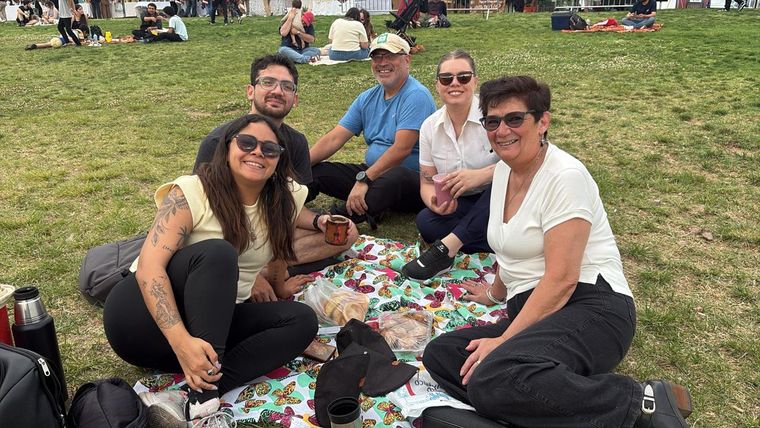 Sonrisas y anteojos de sol para disfrutar de un domingo muy agradable. Sonrisas y anteojos de sol para disfrutar de un domingo muy agradable.