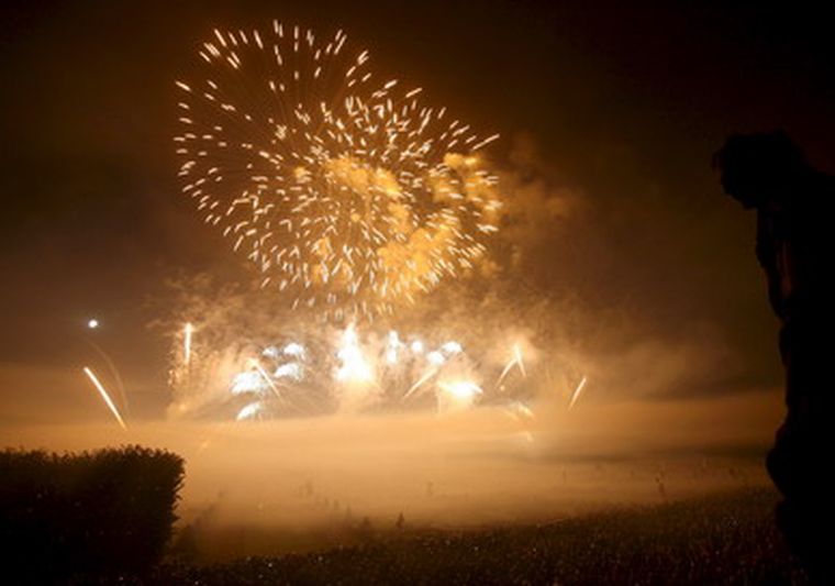 El equipo portugués MACEDO explotan al son de una sinfonía de Joseph Haydn durante la Competición Internacional de Fuegos Artificiales que se celebra en Hanover, Alemania. Foto: EFE