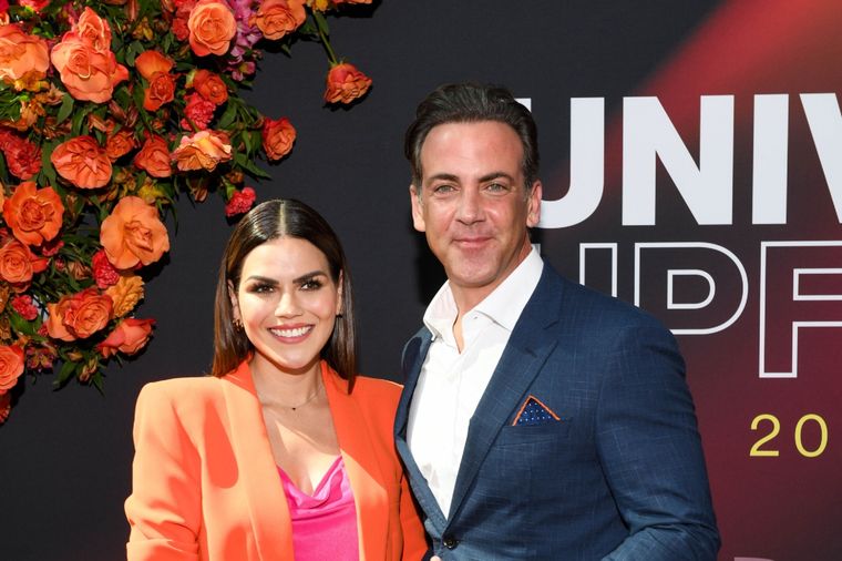 Uno de los platos preferidos de la pareja de Karina Banda y Carlos Ponce son los hot dogs. Cada uno lo prepara a su manera. Foto: Los Angeles Times