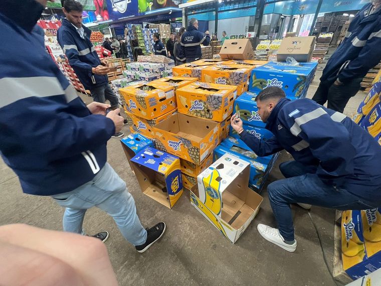 Tras las medidas anunciadas por Economía, se realiza una inspección en el Mercado Central para realizar verificaciones. Foto: Prensa de Aduana.