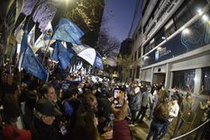 La militancia se agolpó en las puertas del PJ. Foto: MDZ La militancia se agolpó en las puertas del PJ. Foto: MDZ