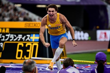 El festejo eufórico del sueco Armand Duplantis tras establecer un nuevo récord mundial en salto con garrocha. El festejo eufórico del sueco Armand Duplantis tras establecer un nuevo récord mundial en salto con garrocha.