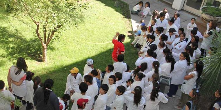 Los niños fueron guiados por Enriqueta Zabala Foto: Maggie Ojcius/ Mediamza.com