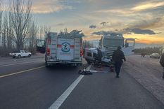 Bomberos trabajando en la escena del accidente. Bomberos trabajando en la escena del accidente.