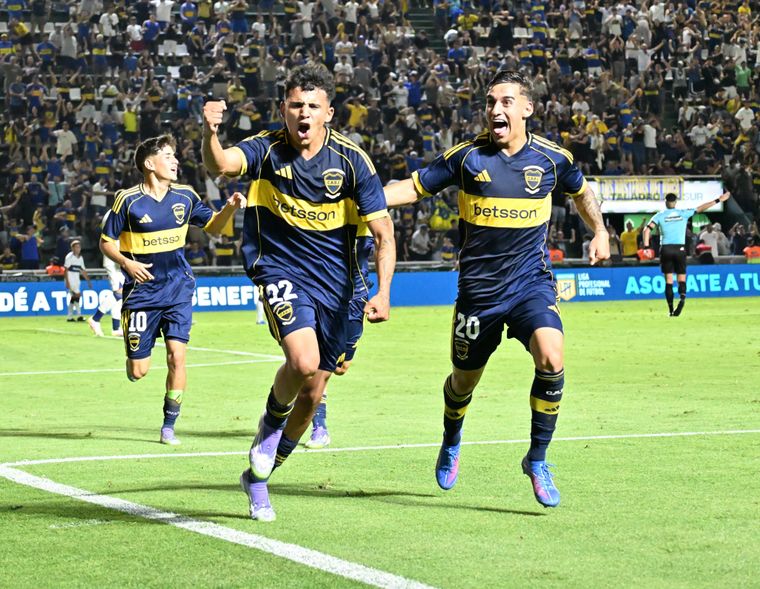 Leonel Flores festeja el 2-1 parcial de Boca. Luego convirtió su penal y el Xeneize se coronó campeón del Torneo de Reserva.&nbsp;&nbsp;
