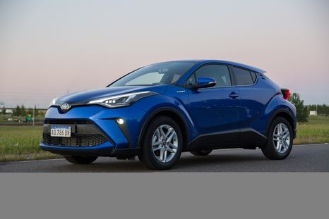 Toyota introduce un cuarto modelo híbrido en el país: el crossover C-HR