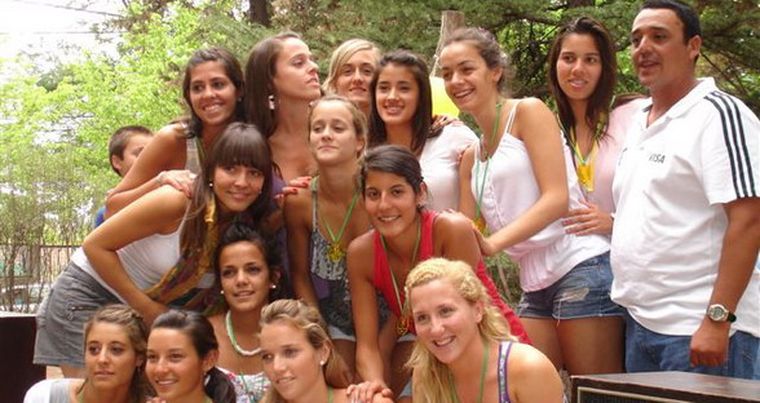 El grupo femenino de Primera División de Vistalba Hockey, junto a José González. Foto: Gentileza
