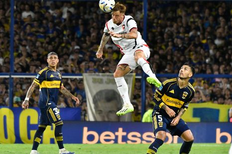 Leandro Paredes le hizo un pedido especial a Ayrton Costa mientras Darío Herrera observaba el monitor del VAR antes de sancionar el penal que el capitán de Boca transformó en el 2-0. Leandro Paredes le hizo un pedido especial a Ayrton Costa mientras Darío Herrera observaba el monitor del VAR antes de sancionar el penal que el capitán de Boca transformó en el 2-0.