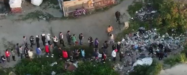 Las imágenes muestran cómo organizan a los compradores