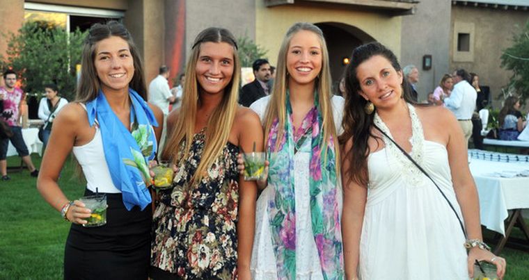 Julia Ghirardon, María Ignacia Oliva, Carolina Andreu y Ximena Tillar, súper a la moda. Foto: Gerardo Gómez/MDZ