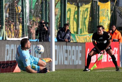 MDZol | Jorge Carranza penal atajado vs Estudiantes.JPG