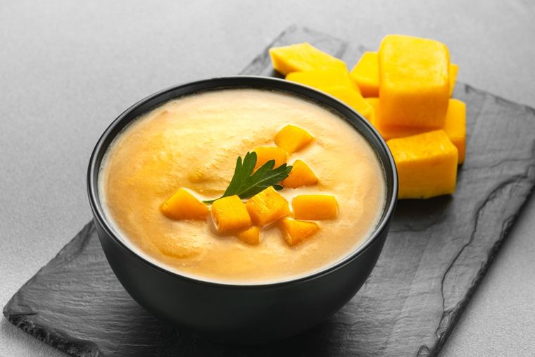 La receta de sopa crema de calabaza se hizo popular en Argentina por su bajo costo y alto rendimiento en los meses fríos. La receta de sopa crema de calabaza se hizo popular en Argentina por su bajo costo y alto rendimiento en los meses fríos.