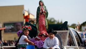 En ciudades del extranjero, como Los Ángeles, es común ver ceremonias y festejos religiosos para recordar a la Guadalupana. En ciudades del extranjero, como Los Ángeles, es común ver ceremonias y festejos religiosos para recordar a la Guadalupana.
