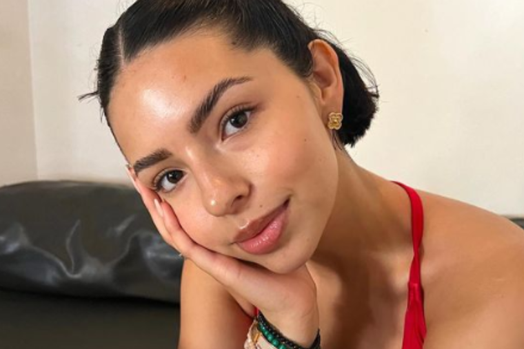 Ángela Aguilar posa frente al espejo y desata una lluvia de corazones Ángela Aguilar es una cantante y compositora mexicana. Foto: Instagram @angela_aguilar_