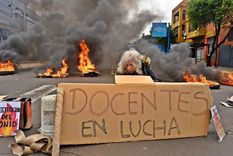 Policías, docentes y guardaparques mantienen el acampe.