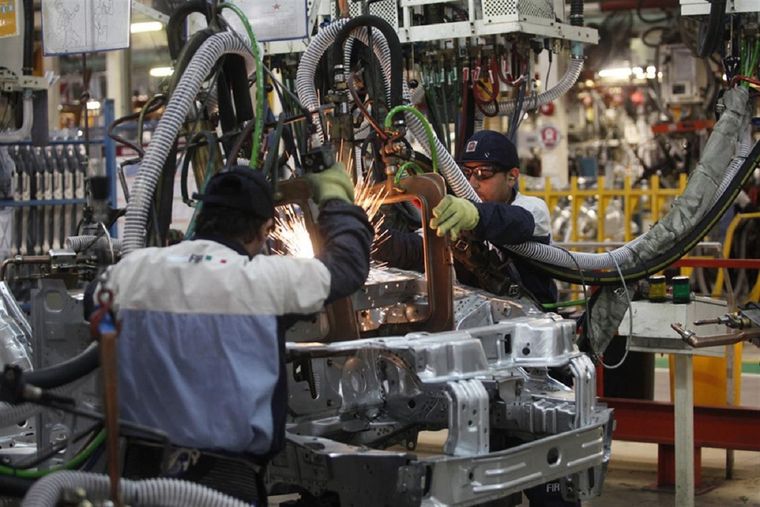 Los salarios en el sector formal de la economía casi le empatan a la inflación en lo que va del año, pero están muy arriba de la realidad de los empleos no registrados.