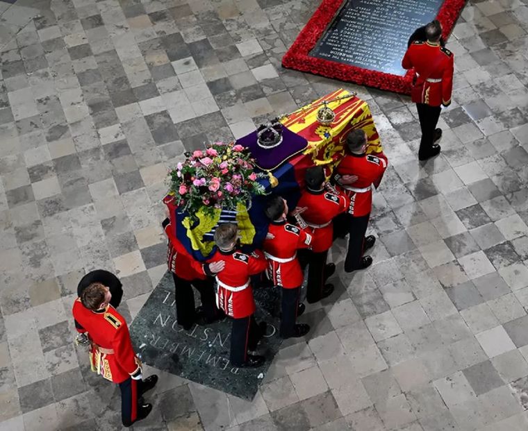 El ataúd de la Reina Isabel II con la Corona del Estado Imperial descansando encima es portado en la Abadía de Westminster durante el funeral de estado de la reina Isabel II Foto: GETTY IMAGES
