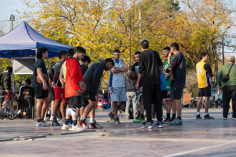 Equipos de Godoy Cruz participaron de una jornada solidaria para ayudar a Emilia Troncoso Cena y acompañar también a Federico Calibrar. Equipos de Godoy Cruz participaron de una jornada solidaria para ayudar a Emilia Troncoso Cena y acompañar también a Federico Calibrar.