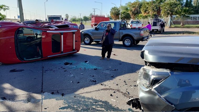 Choque y vuelco en Acceso Este Foto: Twitter