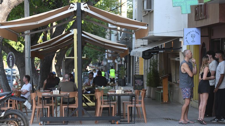 Los restaurantes y bares de la calle Sarmiento funcionan con normalidad. Los restaurantes y bares de la calle Sarmiento funcionan con normalidad.