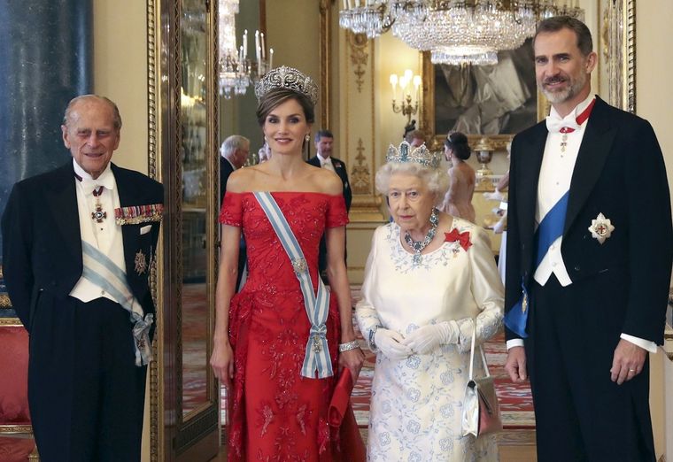 El duque de Edimburgo (i), junto a la reina Isabel II y los reyes de España, Felipe VI y Letizia. Foto: EFE