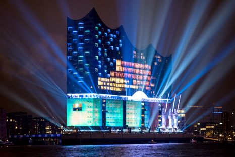 La Elbphilharmonie de Hamburgo, Alemania, combina una base histórica con una estructura contemporánea de vidrio. El edificio es un o ícono cultural de esa ciudad. La Elbphilharmonie de Hamburgo, Alemania, combina una base histórica con una estructura contemporánea de vidrio. El edificio es un o ícono cultural de esa ciudad.
