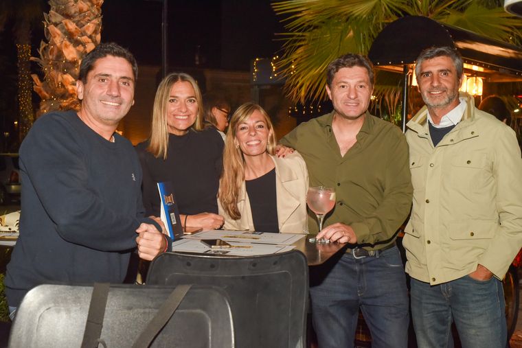 Charly Manzano, Carolina Fourcade, Valeria Cubillos, Marcos Arizu y Ernesto Luquez. Charly Manzano, Carolina Fourcade, Valeria Cubillos, Marcos Arizu y Ernesto Luquez.