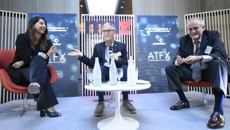 Los economistas Elena Alonso y Jorge Herrera (izq.) debatieron distintas opciones de inversión en una jornada moderada por Rubén Rabanal, director editorial de MDZ. Foto: Juan Mateo Aberastain/MDZ