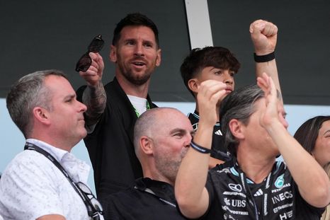 Lionel Messi vio la carrera en un sector exclusivo de Mercedes. Lionel Messi vio la carrera en un sector exclusivo de Mercedes.